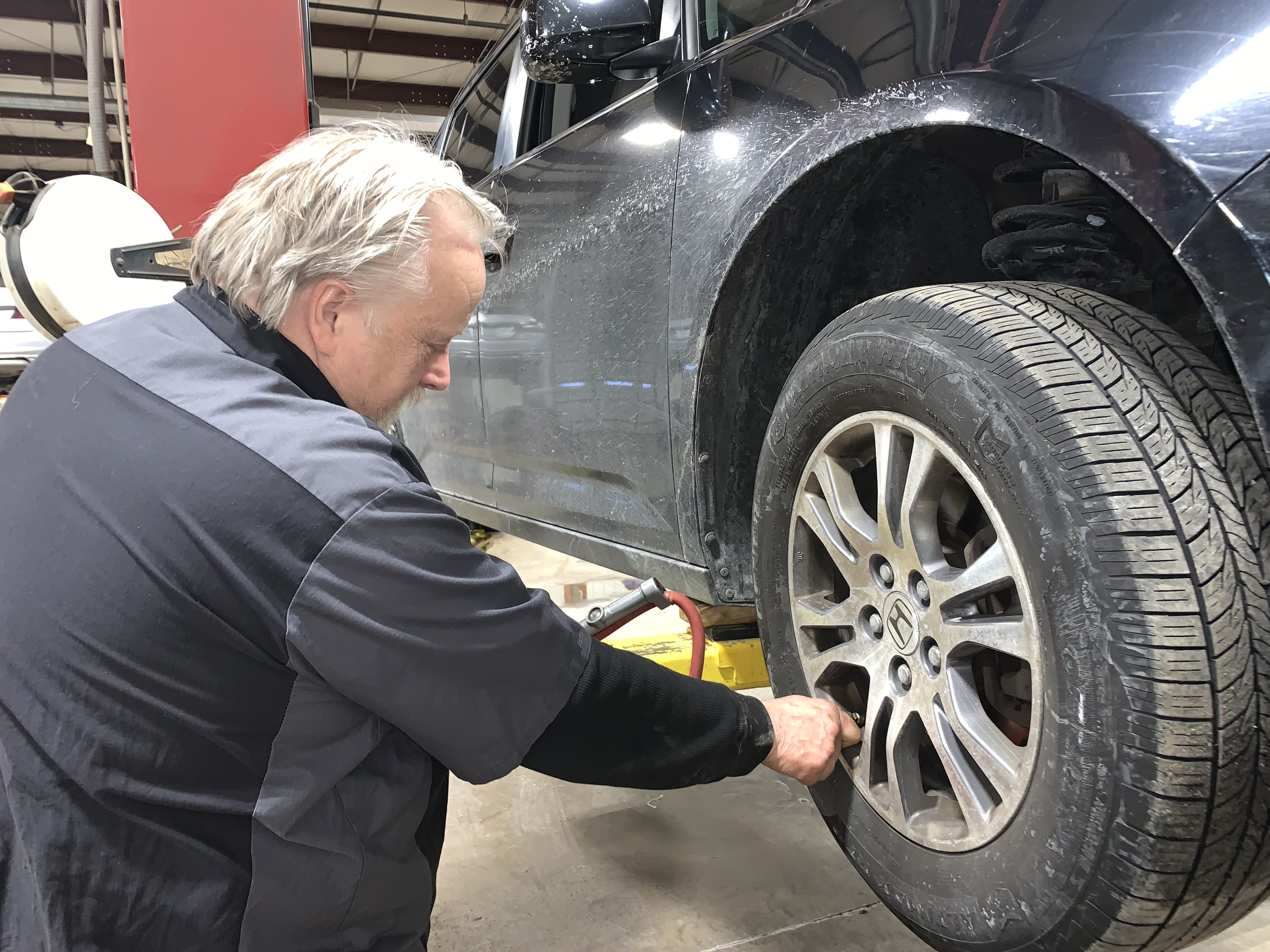 Filing Tires With Air | Lou's Car Care Center, Inc.